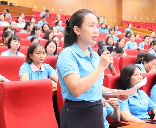  Chủ tịch Hội Liên hiệp Phụ nữ xã Gia Bình nêu ý kiến tại hội nghị. 