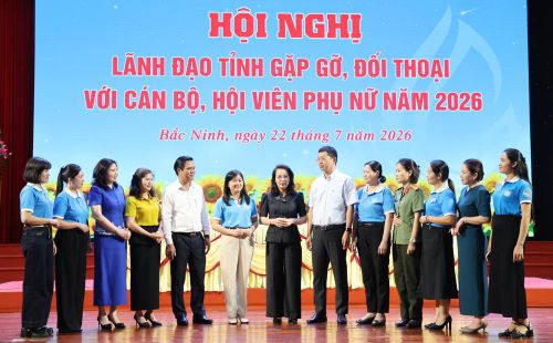  Các đồng chí lãnh đạo tỉnh trò truyện cùng cán bộ, hội viên Hội Liên hiệp Phụ nữ các cấp trong khuôn khổ hội nghị. 