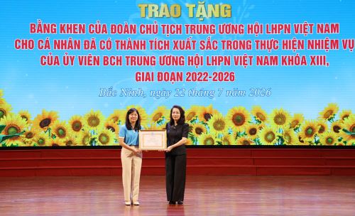  Đồng chí Nguyễn Thị Hương trao Bằng khen của Trung ương Hội Liên hiệp Phụ nữ Việt Nam cho Chủ tịch Hội Liên hiệp Phụ nữ tỉnh Bắc Ninh. 