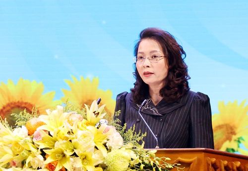 Phó Bí thư Thường trực Tỉnh ủy Nguyễn Thị Hương phát biểu tại hội nghị. 