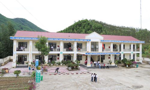 Với những xã miền núi (khu vực III), tỉnh khuyến khích áp dụng mô hình trường liên cấp. Ảnh: Khu nhà lớp học Trường Tiểu học và Trung học cơ sở Hữu Sản, xã Vân Sơn.