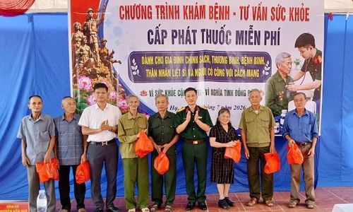 Đại diện Bộ Chỉ huy quân sự tỉnh và xã Bố Hạ trao quà cho thương binh, bệnh binh, thân nhân liệt sĩ, người có công.