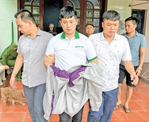  Lực lượng cảnh sát truy nã Công an tỉnh bắt giữ đối tượng Nguyễn Hoài Nam (sinh năm 1994), trú tại tổ dân phố Hà Vị 1, phường Bắc Giang khi vừa từ Campuchia trở về. 