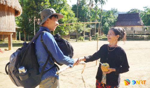 Người dân thôn Aur niềm nở đón du khách đến thăm. Ảnh: TẤN CHÂU