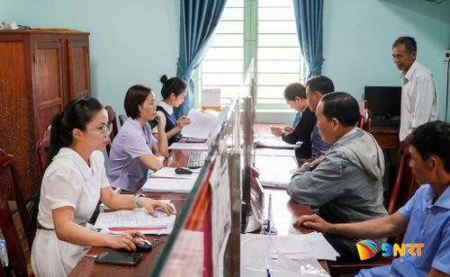 Trung tâm Phục vụ hành chính công xã Thạnh Bình đẩy nhanh tiến độ giải quyết hồ sơ cho người dân. Ảnh: HỒ QUÂN