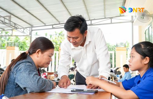 Trung tâm Phục vụ hành chính công xã Thạnh Bình hướng dẫn người dân thực hiện các thủ tục hành chính. Ảnh: HỒ QUÂN