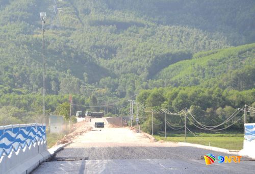 Đoạn từ phía bắc cầu Km3+428 ra gần nút giao quốc lộ 14B đang chờ lún. Ảnh: CÔNG TÚ
