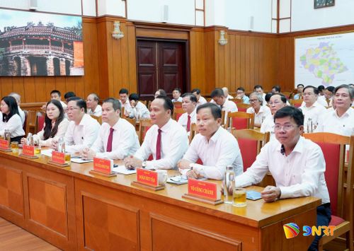 Lãnh đạo thành phố cùng các đại biểu dự hội nghị. Ảnh: T.CÔNG