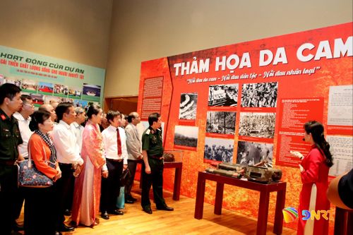 Các đại biểu tham quan khu trưng bày và nghe thuyết minh về các chủ đề trưng bày tại triển lãm. Ảnh: TRỌNG HUY