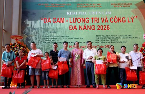 Lãnh đạo thành phố tặng quà cho các nạn nhân da cam. Ảnh: TRỌNG HUY