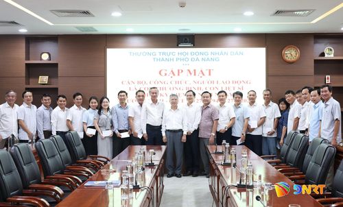 Lãnh đạo HĐND thành phố tặng quà cán bộ, công chức, người lao động là con thương binh, con liệt sĩ. Ảnh: NGỌC HÀ