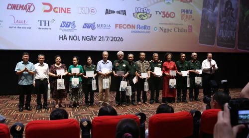 Ban tổ chức tặng quà, tri ân các cựu chiến binh, gia đình có công với cách mạng.