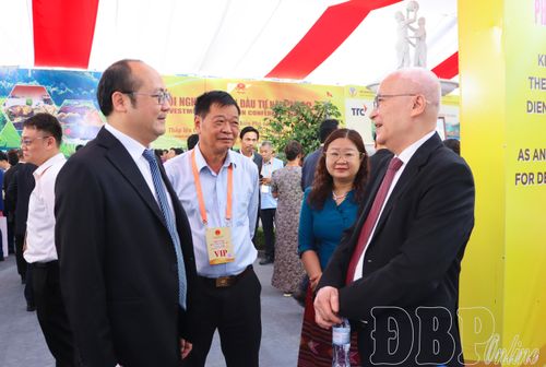  Tập đoàn TH đang đầu tư dự án nhà máy chế biến sản phẩm mắc ca tại Điện Biên. Trong ảnh: Lãnh đạo Tập đoàn TH trao đổi về tiến độ triển khai dự án tại Hội nghị xúc tiến đầu tư tỉnh Điện Biên năm 2026.