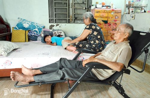 Tuổi xế chiều của bà Giang là những ngày tất bật chăm lo cho người chồng bệnh tật triền miên và đứa cháu đang chống chọi với căn bệnh suy giảm miễn dịch. Ảnh: Thu Hiền