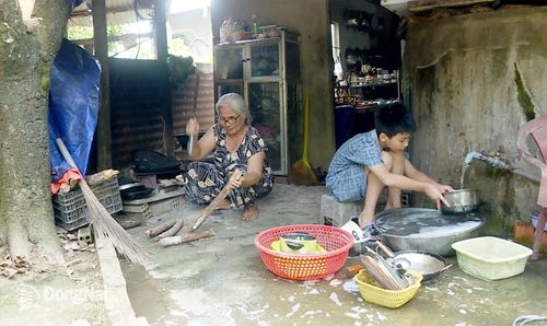 Thành Thái (11 tuổi) phụ giúp mọi công việc trong nhà, gánh vác bớt chút nhọc nhằn trên đôi vai bà ngoại. Ảnh: Thu Hiền