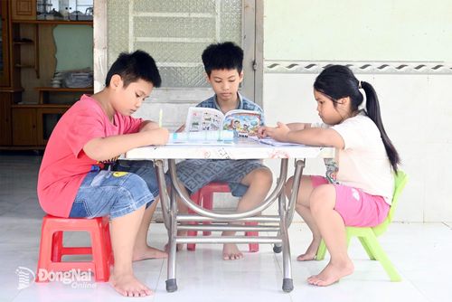 Trước gánh nặng cơm áo gạo tiền, bệnh tật của ông ngoại, ước mơ con chữ của những đứa trẻ mồ côi đang đứng trước nguy cơ phải khép lại. Ảnh: Thu Hiền