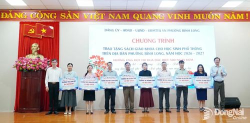 Lãnh đạo phường trao bảng tượng trưng tặng sách giáo khoa cho Ban giám hiệu các trường học. Ảnh: Văn Tâm