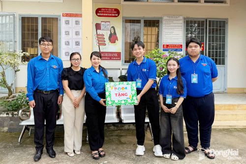Phó Bí thư Thành đoàn Nguyễn Trần Phương Hà thăm, động viên và tặng quà đội hình tình nguyện Mùa hè số tại xã Thanh Sơn. Ảnh: Thành đoàn cung cấp
