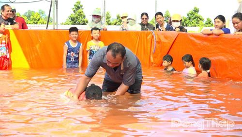 Các em được giáo viên hướng dẫn các kỹ thuật khi xuống nước.