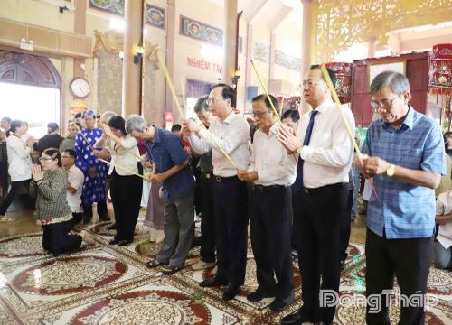 Đại biểu dâng hương tại Đền thờ ông, bà Đỗ Công Tường.