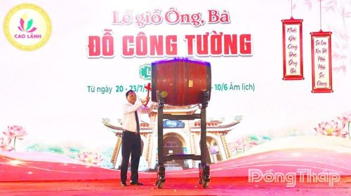 Đồng chí Nguyễn Hùng Tráng, Ủy viên Ban Thường vụ Tỉnh ủy, Bí thư Đảng ủy, Chủ tịch HĐND phường Cao Lãnh thực hiện nghi thức đánh trống khai hội.