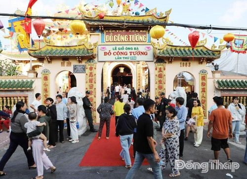 Đông đảo người dân đến viếng ông, bà Đỗ Công Tường.