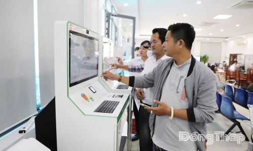 Kiosk thông minh (Trạm dịch vụ công số) hỗ trợ người dân thực hiện các thủ tục hành chính nhanh chóng, thuận tiện và hiện đại.