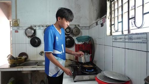Không chỉ chăm chỉ học tập, hai anh em còn chăm chỉ việc nhà. Ảnh: Chu Hằng