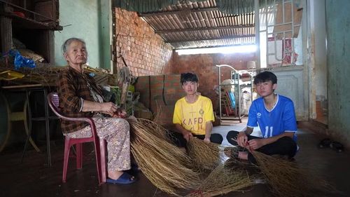 Hai anh em Nguyễn Văn Triều (áo vàng) và Nguyễn Văn Đại luôn cố gắng học tập thật tốt. Ảnh: Chu Hằng