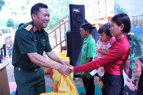  Lãnh đạo Đoàn KT-QP 74 tặng quà cho các đối tượng chính sách. Ảnh: Thanh Quý 