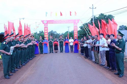  Đoàn KT-QP 74 khánh thành, bàn giao công trình "Sao sáng buôn làng" tại làng Kom, xã Ia Chia. Ảnh: Thanh Quý 