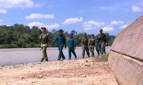 Cán bộ, chiến sĩ Đồn Biên phòng Ia Chía phối hợp tuần tra biên giới. Ảnh: Mạnh Hà