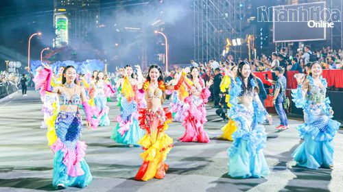 Không khí sôi nổi trong Festival Biển Khánh Hòa năm 2026.