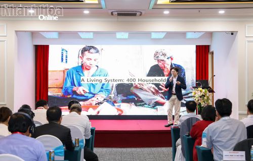 Ông Cho Kwanphil - giảng viên Đại học Handong Global (Hàn Quốc) trình bày báo cáo chuyên đề về Làng nghề trầm hương Vạn Thắng tại hội thảo RTD 2026.