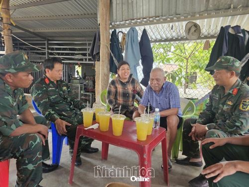 Ông Y Vơ kể lại việc chôn cất 4 liệt sĩ năm xưa.