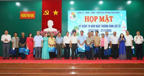 Lãnh đạo phường trao quà cho người có công với cách mạng.
