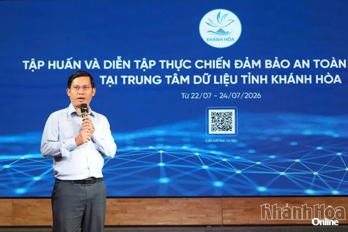 Lãnh đạo Trung tâm Chuyển đổi số tỉnh Khánh Hòa giới thiệu các quy định mới của pháp luật về an toàn thông tin.