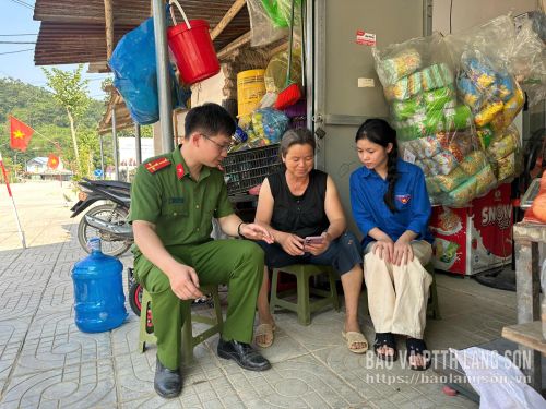 Thành viên Tổ Công nghệ số cộng đồng xã Ba Sơn hướng dẫn chủ cơ sở kinh doanh sử dụng ứng dụng ngân hàng số trong thanh toán trực tuyến
