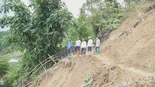 Lãnh đạo xã Lao Chải đi kiểm tra các vị trí sạt lở.