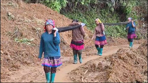 Người dân thôn Hú Trù Lình giúp gia đình ông Lờ A Sùng chuyển nhà.