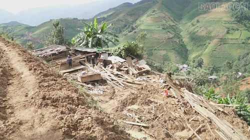 Ngôi nhà của ông Sùng Páo Chua bị mưa lũ làm sập đổ hoàn toàn.