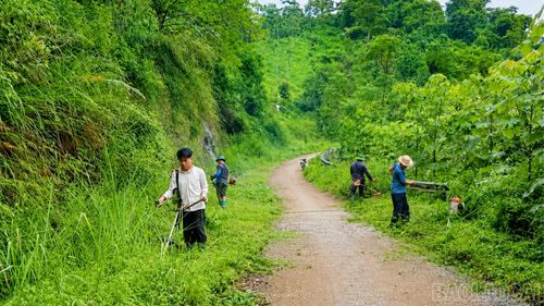 Người dân thôn Khiểng Khun lao động vệ sinh đường giao thông nông thôn.