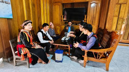 Trưởng thôn Triệu Văn Điệp (ngồi giữa bên trái) nắm bắt tình hình đời sống nhân dân, tìm hiểu tâm tư, nguyện vọng của nhân dân.