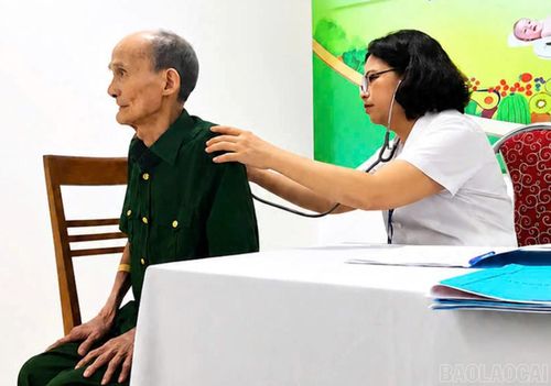 Đảng viên Nguyễn Đức Dụ (86 tuổi, 63 năm tuổi Đảng), sinh hoạt tại phường Âu Lâu, được các bác sĩ Khoa Nội khám bệnh và tư vấn sức khỏe.