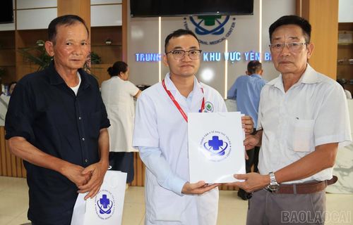Các đảng viên lão thành phường Âu Lâu nhận thuốc bổ tại chương trình.