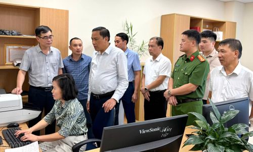 Đồng chí Hoàng Giang - Phó Bí thư Thường trực Tỉnh ủy, Chủ tịch HĐND tỉnh kiểm tra công tác số hóa, tạo lập dữ liệu tại Ban Tổ chức Tỉnh ủy.