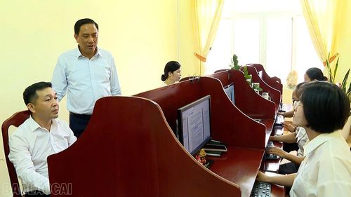 Đồng chí Hoàng Giang kiểm tra công tác số hóa, tạo lập dữ liệu tại Sở Y tế và Trung tâm Dịch vụ tổng hợp Nội vụ tỉnh (Sở Nội vụ).