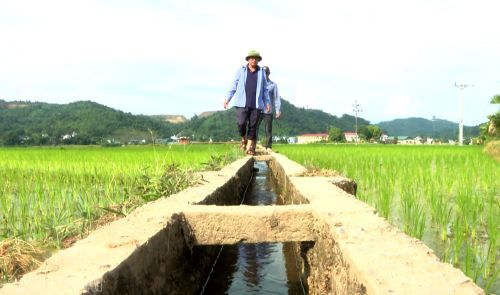 Tổ thủy nông thôn Làng Pẳn kiểm tra thường xuyên hệ thống mương nội đồng.
