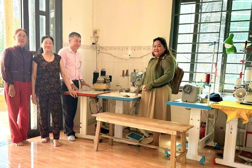 Phòng Giao dịch NHCSXH Đức Linh và Hội LHPN Nam Thành kiểm tra sử dụng vốn vay tại gia đình anh Biểu
