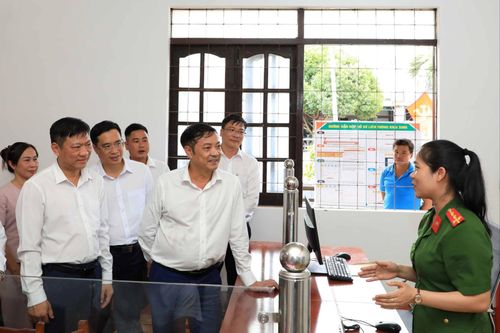 Lãnh đạo tỉnh thường xuyên kiểm tra cơ sở, nắm bắt tình hình để đẩy nhanh tiến độ hoàn thành cơ sở dữ liệu đất đai. Ảnh: Lê Phước